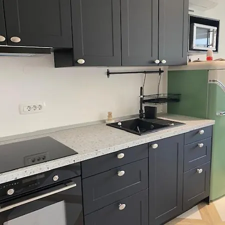 Apartment Central With Private Indoor Parking شقة