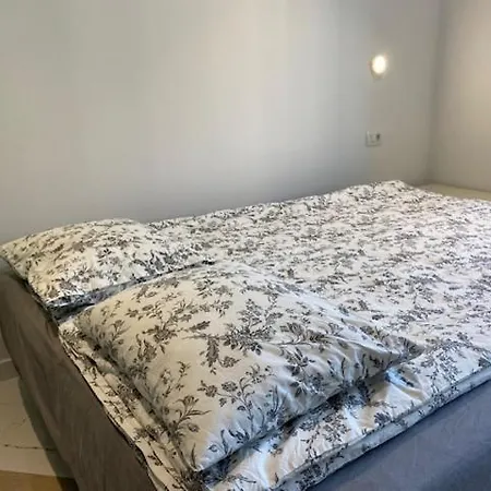 Apartment Central With Private Indoor Parking *