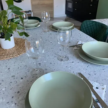 Apartment Central With Private Indoor Parking *
