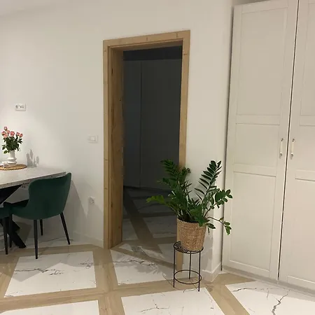 Apartment Central With Private Indoor Parking