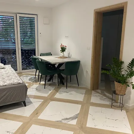 Apartment Central With Private Indoor Parking