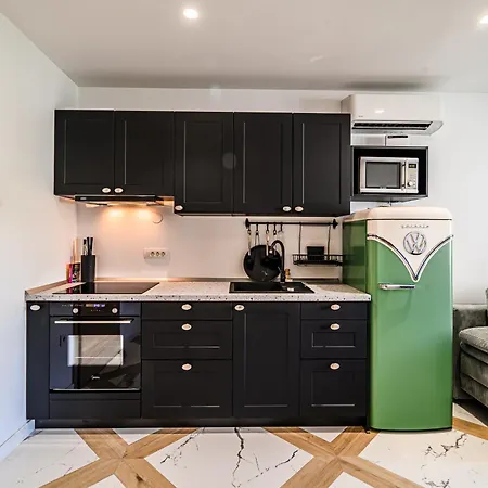 Apartma With Private Indoor Parking *