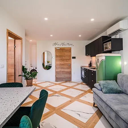 Apartma With Private Indoor Parking *